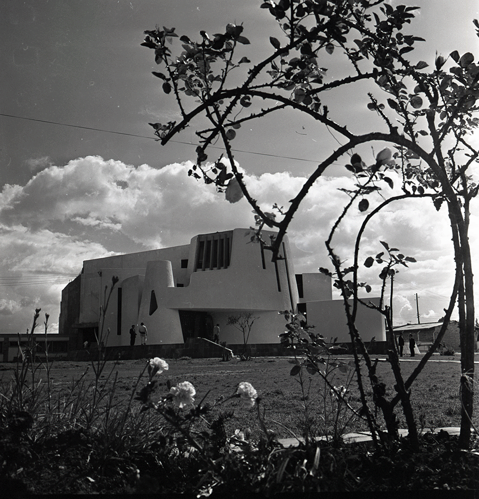 Museo de Arte Contemporáneo Minuto de Dios, Bogotá, noviembre 28, 1970.  Más que un ser tan sólo un registro informativo, las imágenes de Caicedo permiten que construyamos una idea clara de los marcadores simbólicos más importantes en la historia de la Bogotá de la segunda mitad del siglo XX. Su trabajo fotográfico constituye un verdadero ejercicio de autorreflexión y conciencia urbana. En 1970, cuando Caicedo toma esta foto, el museo inaugura su primera sede física a pesar de haberse constituido como institución desde 1966 gracias al liderazgo del padre Rafael García Herreros. El edificio, que ganó el premio nacional de arquitectura en 1971 fue diseñado por los arquitectos Jairo López y Eduardo del Valle.