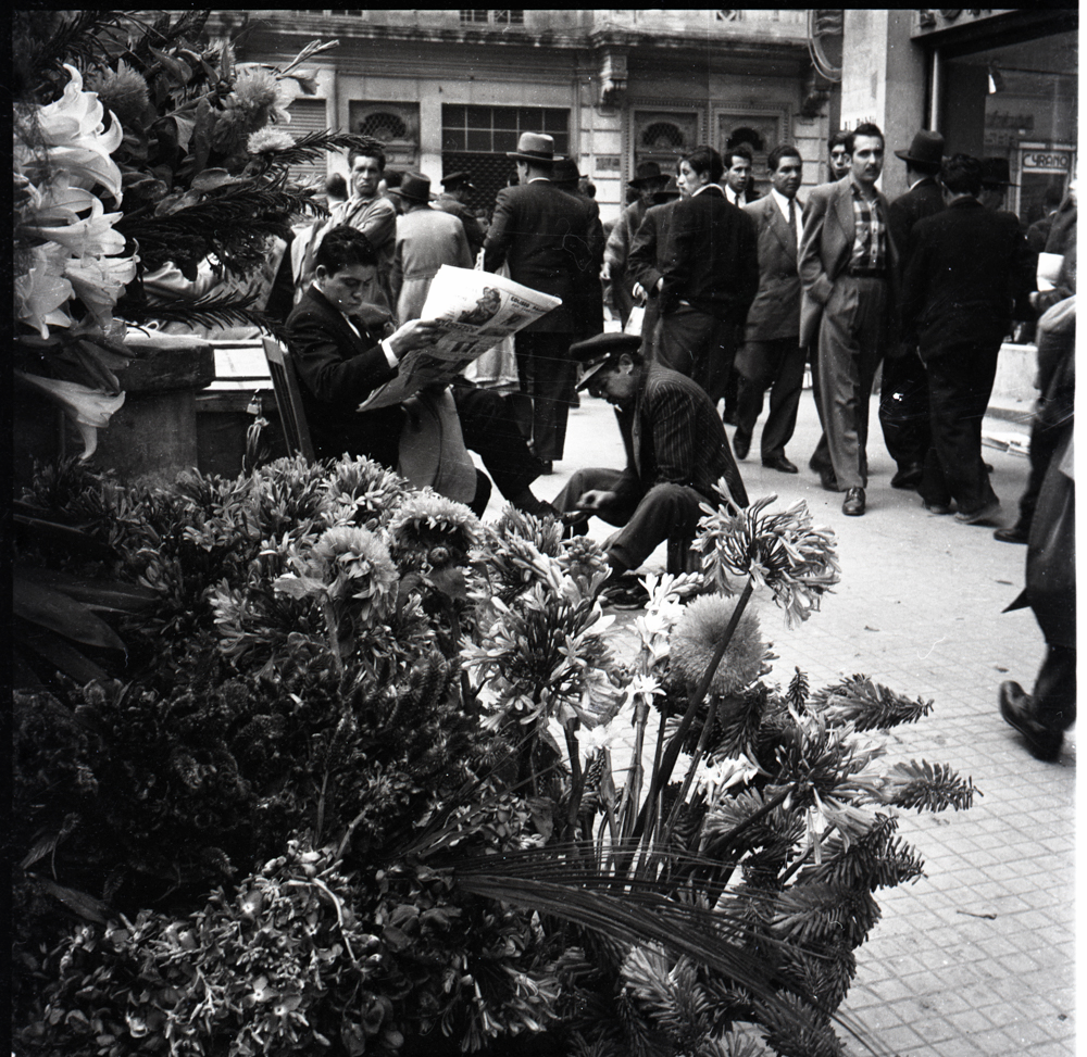 Escena de la vida urbana en el centro de Bogotá, s.f.