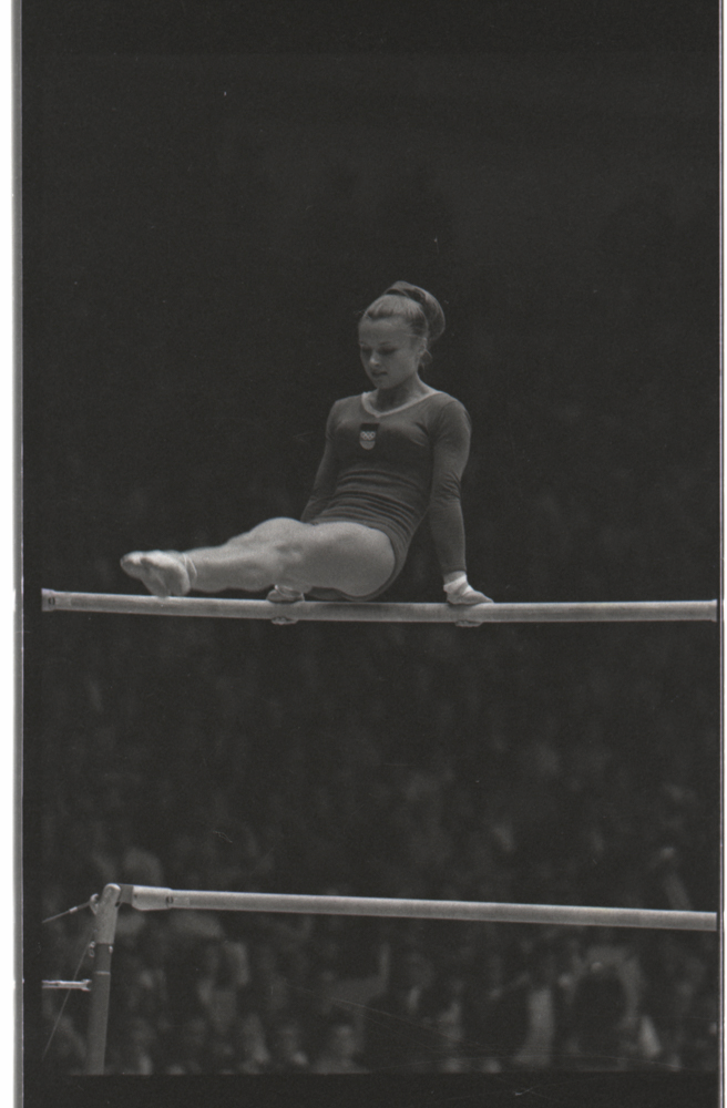 Gimnasia olímpica - barras, Juegos Olímpicos, México, 1968.  Esta fotografía supone un ejemplo adicional de la particular aproximación de Caicedo a las prácticas deportivas y su énfasis en el registro del movimiento corporal.