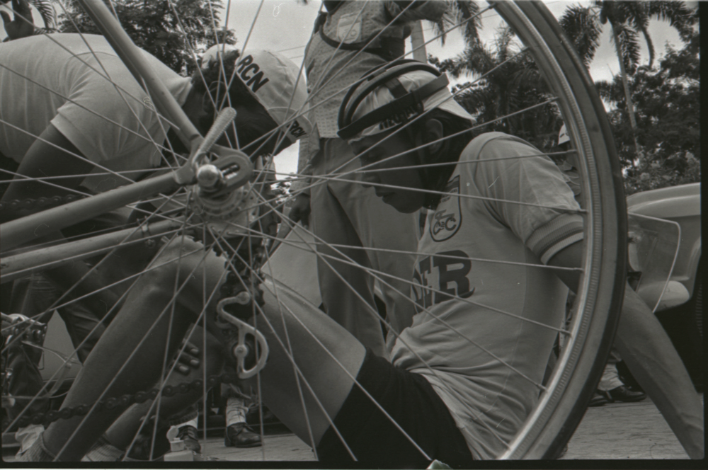 Ciclismo, Vuelta a Colombia, Etapas 2 y 3, junio 20, 1973. Caicedo estuvo siempre fascinado por el ciclismo. Como en esta imagen, su fotografía privilegió el registro del detalle, las caídas, los pequeños actos de heroísmo, la condición precaria de unos deportistas enfrentados a desafíos al tiempo monumentales y sencillos.