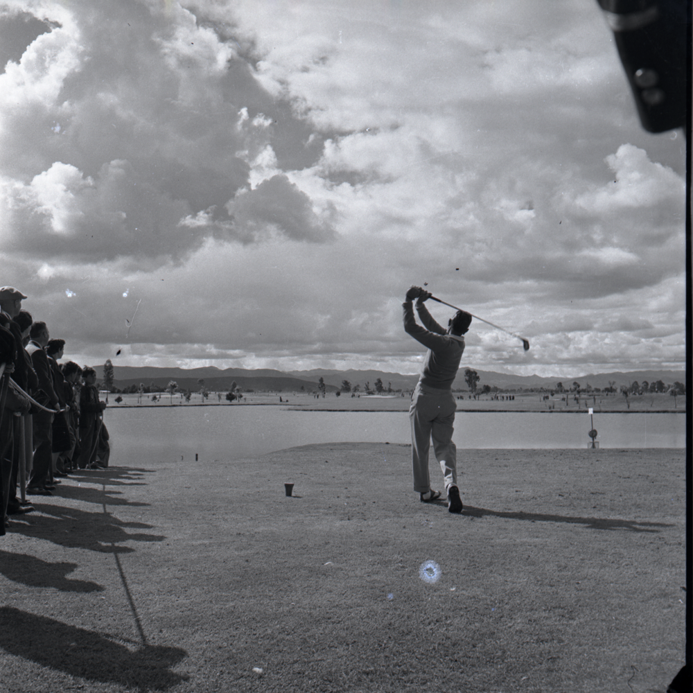 Golf, 1956. Un ejemplo adicional de la fascinación de Caicedo por el movimiento y la interacción entre corporalidad y prótesis evidente en las prácticas deportivas.