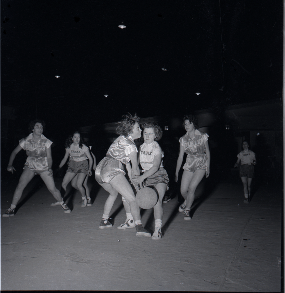 Basquetboll Femenino, 1955. Esta imágen invita a leerse como  un estudio de luz y sombras en el que el cuerpo humano y su movimiento son el nuevo objeto central de la atención de Caicedo.