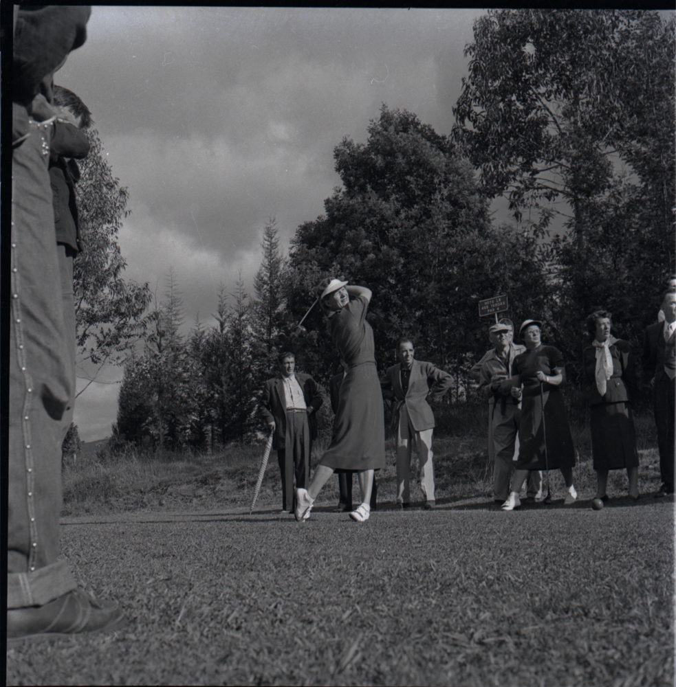 Golf femenino, junio 23 de 1956. Negativo de 6x6 cm. Posiblemente Elsa Rodríguez Murcia. Las preocupaciones de género no parecieran ser centrales dentro de la obra de Caicedo. Sin embargo, como en esta imagen, son repetidas las ocasiones en que su lente capturó diversas instancias de participación femenina en actividades tradicionalmente reservadas a ámbitos masculinos.