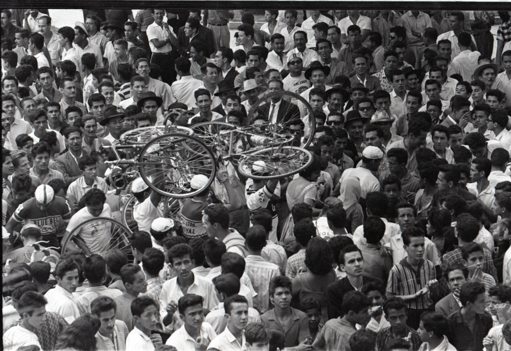 Martín Emilio Rodríguez 'COCHISE', Efraín Pachón, Pajarito Buitrago, 1964. Negativo de 35 mm. La múltitud  y sus héroes ciclistas. Caicedo fue parte fundamental de la creación de toda una iconografía nacional alrededor del ciclismo y su establecimiento como 'deporte nacional'