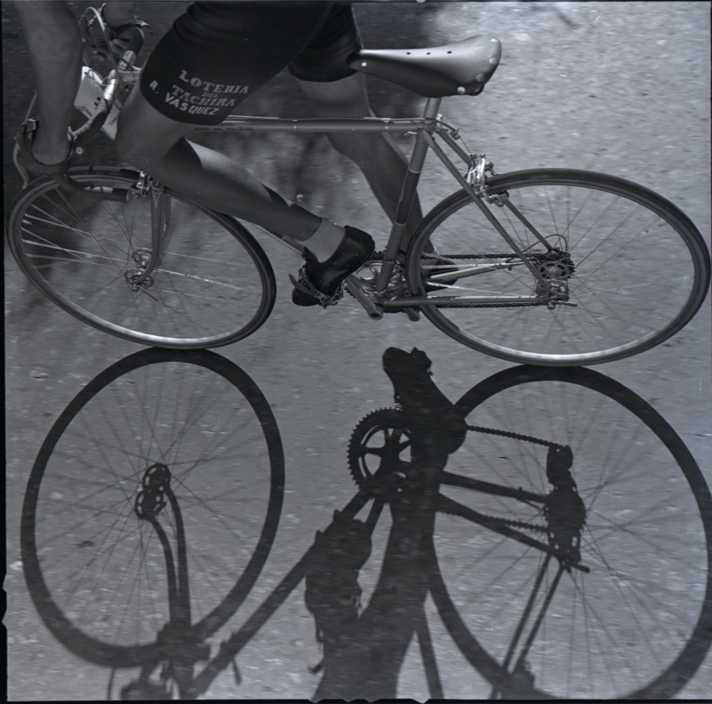 Ciclismo, Vuelta a Colombia, Etapa 18, Ibagué - Armenia, abril 18, 1970. La plasticidad del cuerpo de los ciclistas, la belleza de la interacción entre mecanismo y corporalidad, el ojo atento a los pequeños instantes de grandeza que encapsulan el espíritu de un deporte que Caicedo siempre amó.