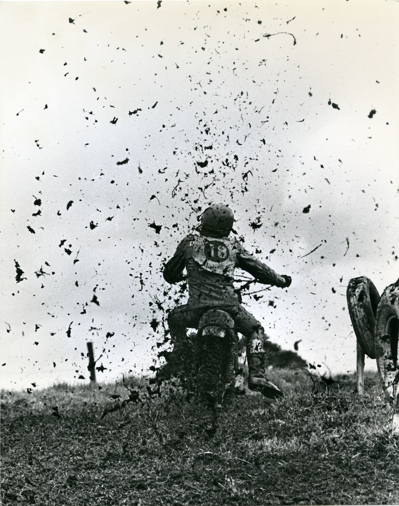 Motociclista subiendo la cuesta. La estrecha interacción entre el motociclista y su máquina son enfatizados en esta imagen que logra capturar de manera sobresaliente el vértigo y la adrenalina que caracterizan esta práctica deportiva.