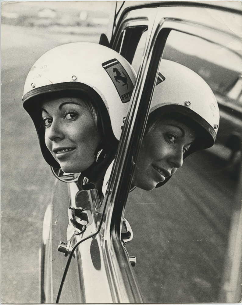 Mujer piloto y su reflejo. Una vez más Caicedo juega con la imagen y su reflejo en una fotografía de una composición muy detallada que alude al aspecto más glamuroso con el que la práctica automovilística fue caracterizada durante el siglo XX.