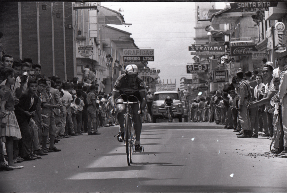 Cochise, ca. 1964/5. Caicedo fotografió en repetidas ocasiones a Cochise, héroe ciclístico nacional. En estas imágenes es posible adivinar admiración y respeto por el hombre, al tiempo que un amor profundo por ese deporte y una conciencia aguda de las profundas implicaciones sociales del furor masivo producido por el ciclismo, particularmente de las Vueltas a Colombia.