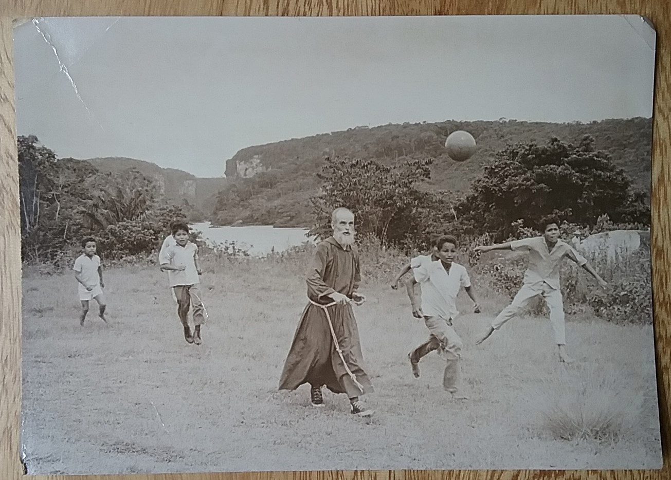 Padre misionero jugando con niños, hijos de colonos. Fotos de Carlos Caicedo, c. 1972. Archivo Familia Caicedo.