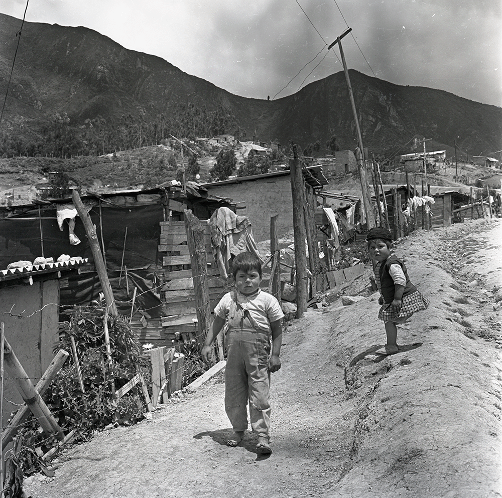 Niños en Egipto.Bogotá, 1955. Negativo 6x6cm.