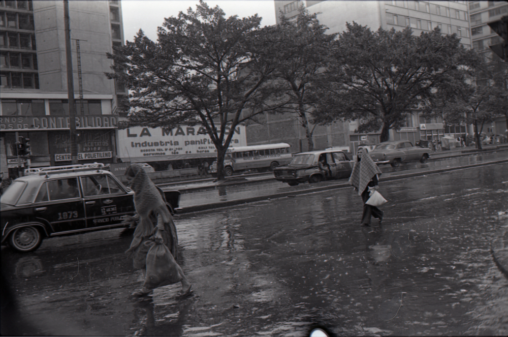 Invierno e inundaciones al sur de Bogotá, marzo 24, 1979. La lluvia constituye uno de los motivos estéticos mayormente favorecidos en la fotografía de Caicedo. A su registro, él se aproximó no sólo bajo las convenciones del modernismo fotográfico, sino además bajo una conciencia social que, como en esta fotografía, produjo imágenes en las que el contraste entre maestría técnica y objeto de registro es su marca más distintiva.