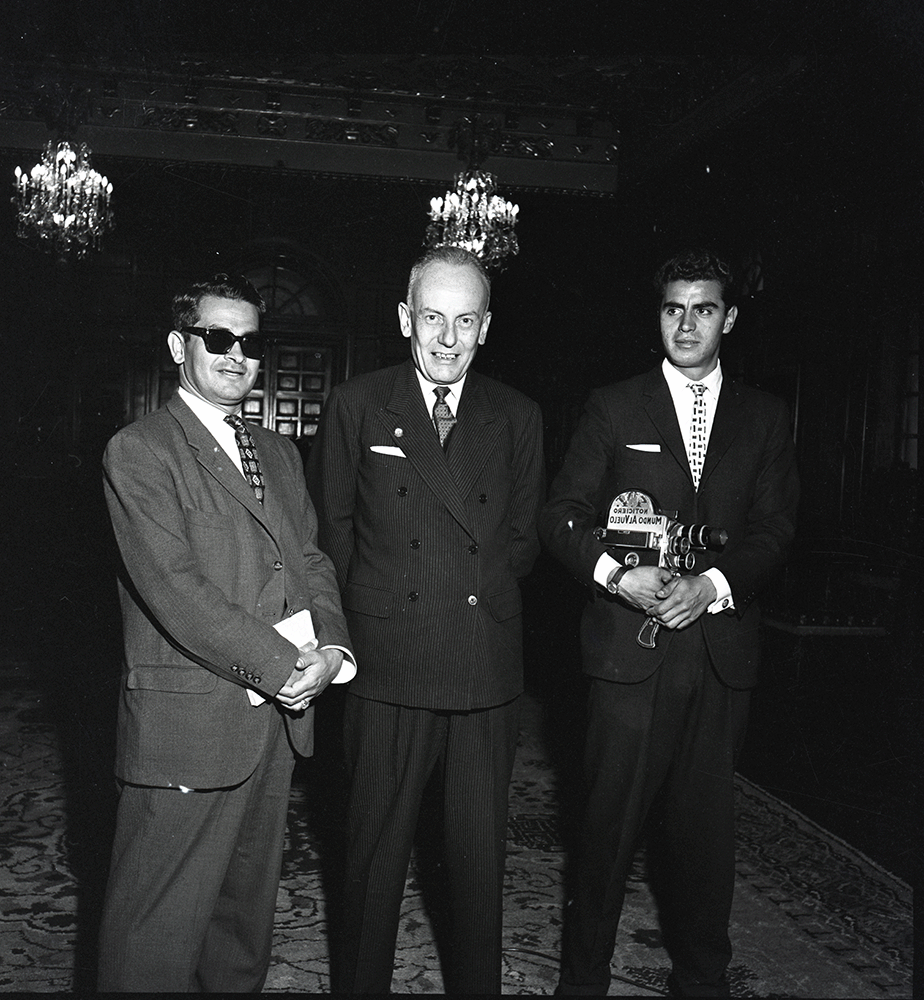 Alberto Lleras Camargo en evento de condecoración en la Casa de Nariño, durante su mandato como primer presidente del Frente Nacional, entre 1958 y 1962.