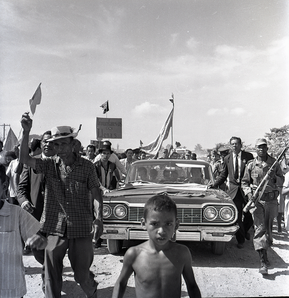 Acto electoral de Carlos Lleras Restrepo en Ciénaga, Magdalena, circa 1965. Lleras Restrepo fue el tercer presidente del llamado 'Frente Nacional'. Su presidencia tuvo lugar entre el 7 de agosto de 1966 y el 7 de agosto de 1970. Fue liberal.