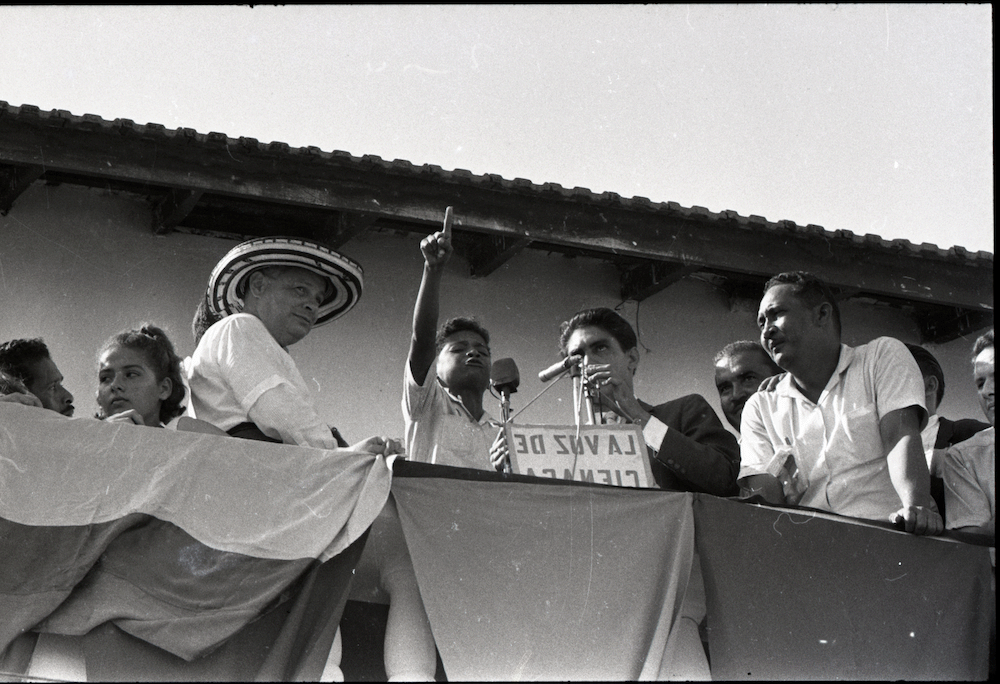 Acto electoral del candidato liberal Carlos Lleras Restrepo en Ciénaga, Magdalena, circa 1965. En la foto, Lleras Restrepo lleva un símbolo colombiano inconfundible: el sombrero vueltiao.