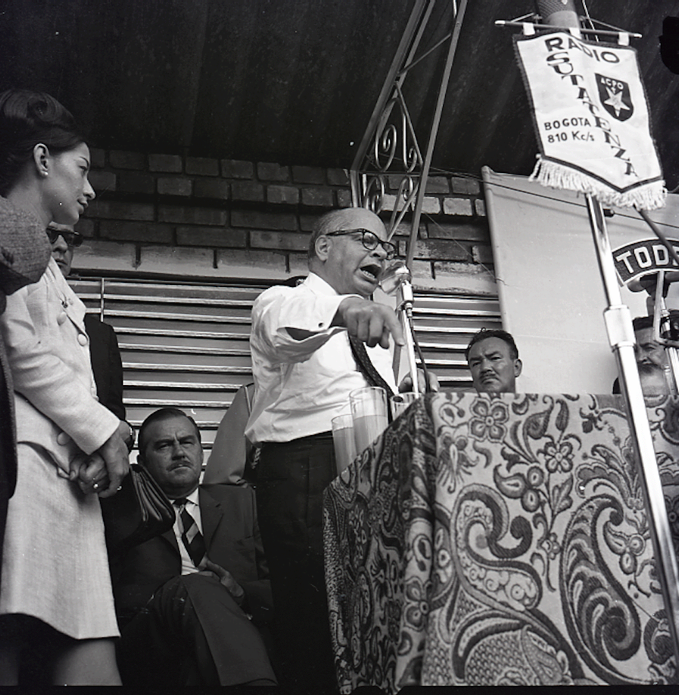 Carlos Lleras Restrepo (1908-1994) en gira de elección presidencial en Nocaima, Cundinamarca. Circa 1965. Fue uno de los presidentes más célebres del Frente Nacional. Considerado el presidente agrarista por su papel de precursor de la Reforma Agraria del Frente Nacional. (Ver Apolinar Díaz-Callejas, Colombia y la Reforma Agraria. Sus documentos fundamentales, Cartagena: Universidad de Cartagena, 2002, 129.)