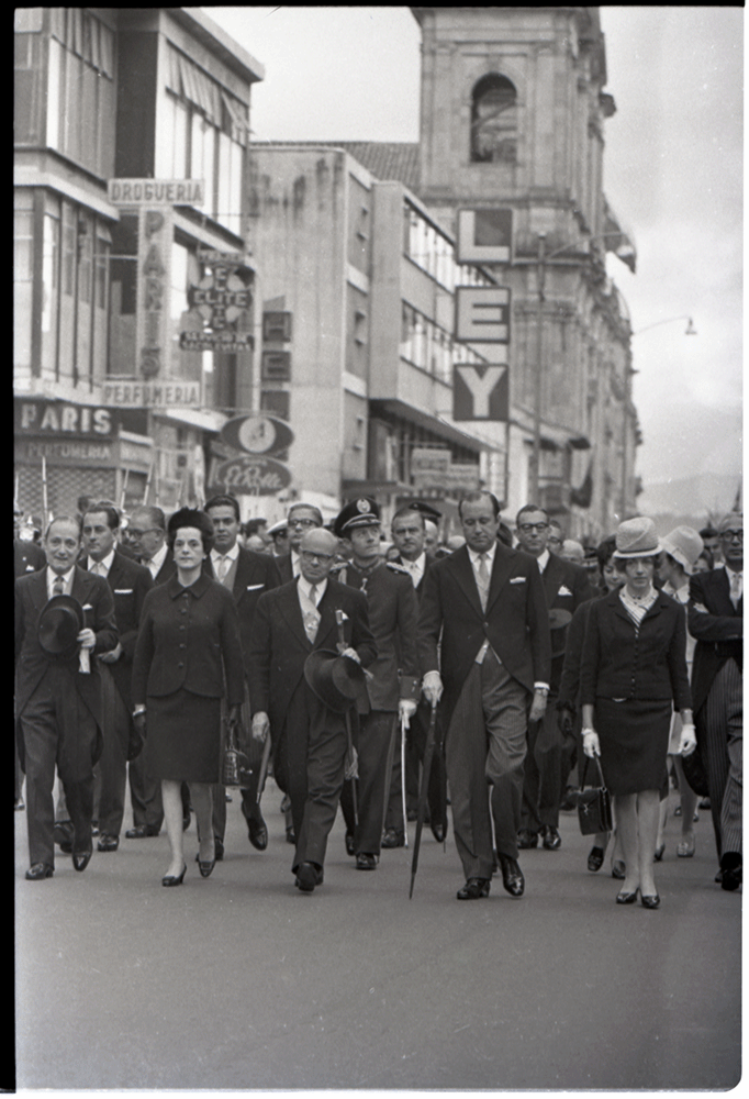 Día de la posesión presidencial de Misael Pastrana Borrero (1923-1997) . Su presidencia empezó el 7 de agosto de 1970 y terminó el 7 de agosto de 1974. Aquí aparece acompañado de su esposa María Cristina Arango (1928-2017) y del saliente presidente Carlos Lleras Restrepo, junto con su esposa Cecilia de la Fuente (1916-2004).