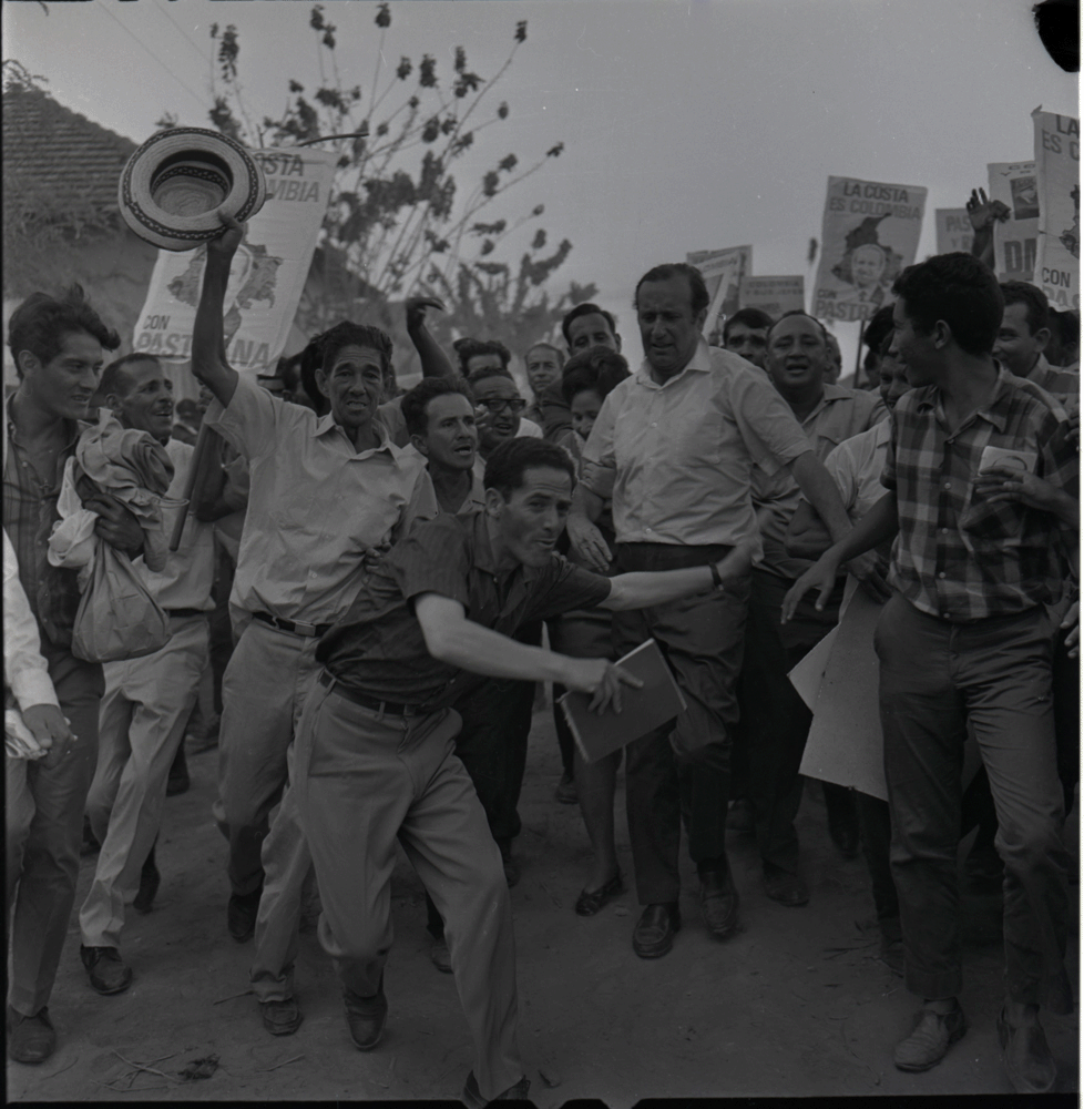 Misael Pastrana Borrero, último presidente del Frente Nacional, en gira por Colombia circa 1969-70. Bajo su mandato (1970-1974) se firmó en Pacto de Chicoral en 1973 que terminó con la Reforma Agraria.