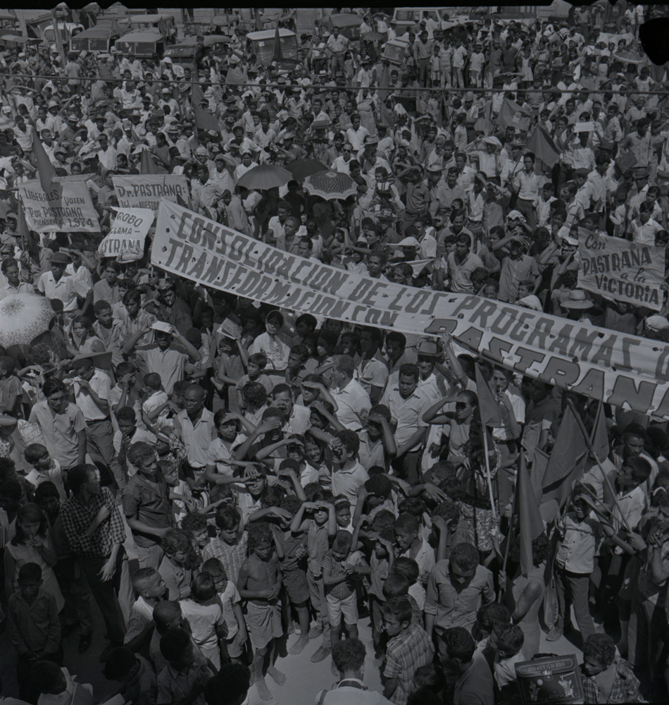 Misael Pastrana Borrero, último presidente del Frente Nacional, en gira por Colombia circa 1969-70. Bajo su mandato (1970-1974) se firmó en Pacto de Chicoral en 1973 que terminó con la Reforma Agraria.