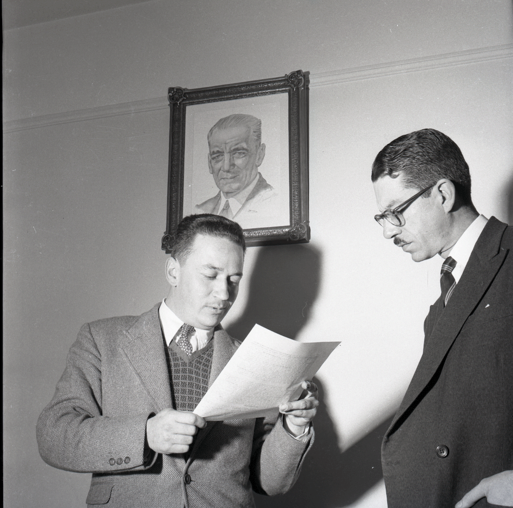 Belisario Betancur (1923-2018) aparece a mano izquierda. Fue presidente de Colombia
entre 1982 y 1986. Esta foto probablemente fue tomada durante los inicios políticos de Betancur como diputado de la Cámara de Representantes por Antioquia en 1951. Nótese el detalle del cuadro detrás de Betancur, en el que está la imagen de Laureano Gómez, conservador a ultranza y padrino político del joven Betancur. Gómez fue presidente de Colombia entre 1950 y 1953, cuando recibió un golpe de estado.

Marco Palacios y Frank Safford, Colombia. País fragmentado, sociedad dividida, Bogotá: Editorial Norma, 2006, 70. Wikipedia, entrada Belisario Betancur, consultada el 13 de junio, 2023.