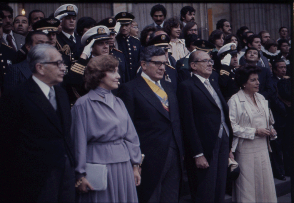 7 de agosto de 1978, día de la posesión presidencial de Julio César Turbay Ayala. Lo acompañan su entonces esposa, Nidia Quintero, y el presidente saliente Alfonso López Michelsen, junto con su esposa Cecilia Caballero Blanco. Todos acompañados de familiares y otros políticos.