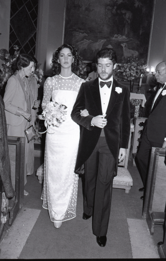 Boda de Juan Manuel Santos y Silvia Amaya, década de 1980. Santos pertenece a la familia Santos, propietaria, durante el siglo XX, del periódico 'El Tiempo'. Silvia Amaya es cineasta. La boda cuenta como parte del devenir político colombiano, por las conexiones que seguramente se generaron en el evento. Algunos años después la pareja se separó.