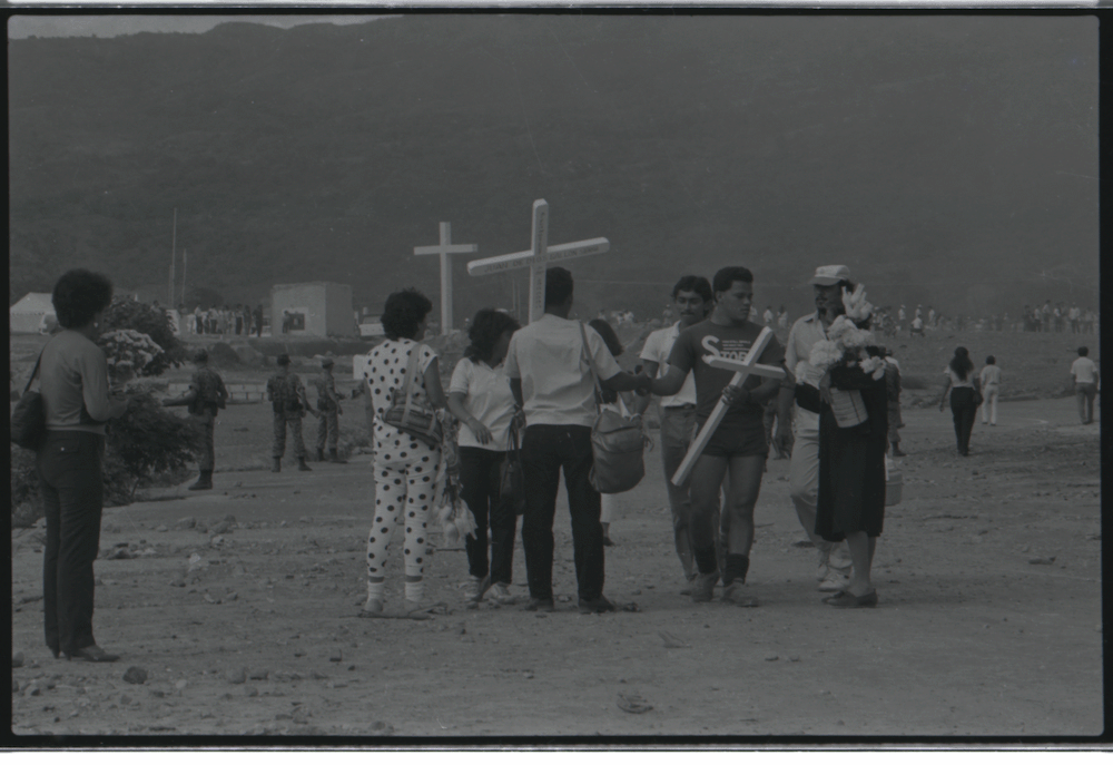 Fotos del camposanto de Armero, después de la tragedia de la erupción del volcán Nevado del Ruiz el 13 de noviembre de 1985. Estas fotos fueron tomadas, posiblemente, poco menos de un año después de la tragedia.