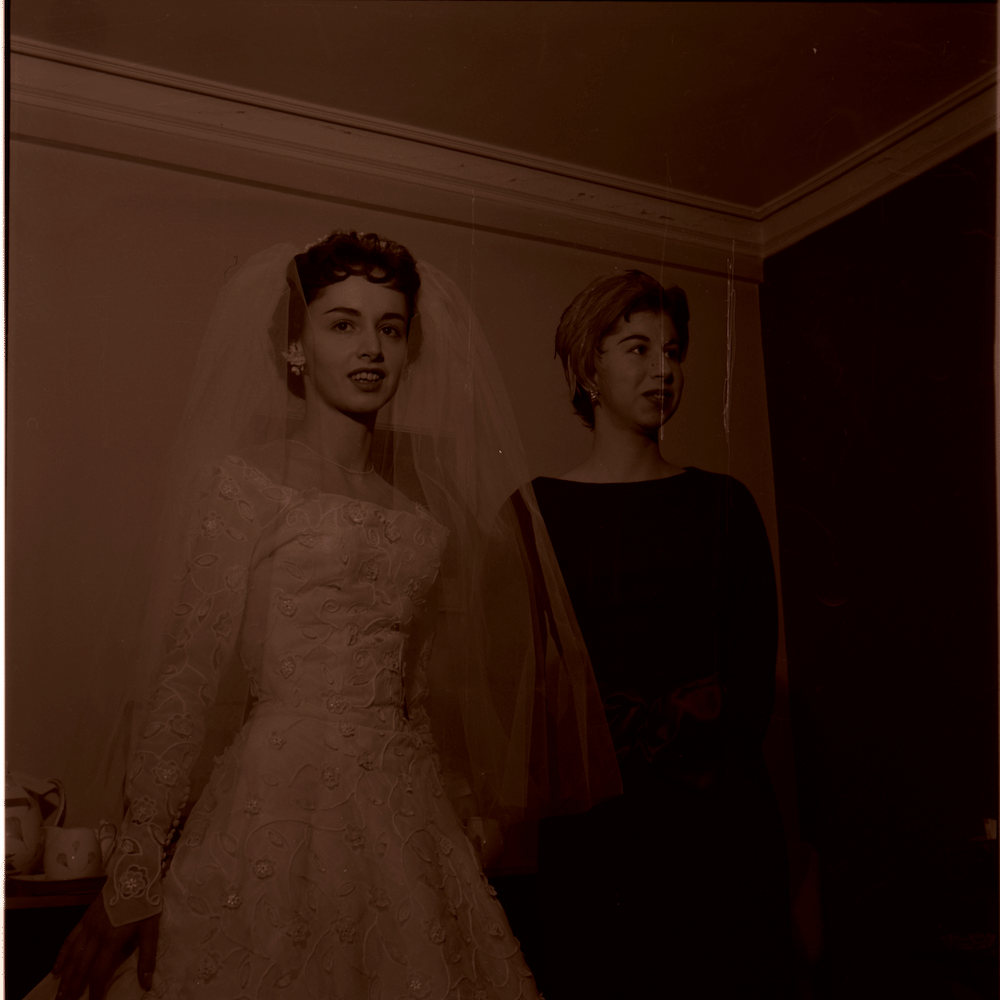 Fotos de la boda de Maruja Pachón. En la foto de la derecha aparece junto con su hermana Gloria Pachón. Las hermanas Pachón han sido personajes importantes en la política colombiana. Maruja Pachón (1937-) se ha desempeñado como política y periodista. Fue secuestrada por Los Extraditables en 1990 y sobre el particular es muy conocida la obra 'Noticia de un secuestro' (1996) de Gabriel García Márquez. Gloria Pachón (1935-) ha ejercido como periodista, política y diplomática. Fue esposa de Luis Carlos Galán (1943-1989) y es mamá de Juan Manuel, Carlos Fernando y Claudio Mario Galán. Los dos primeros se han dedicado a la política.