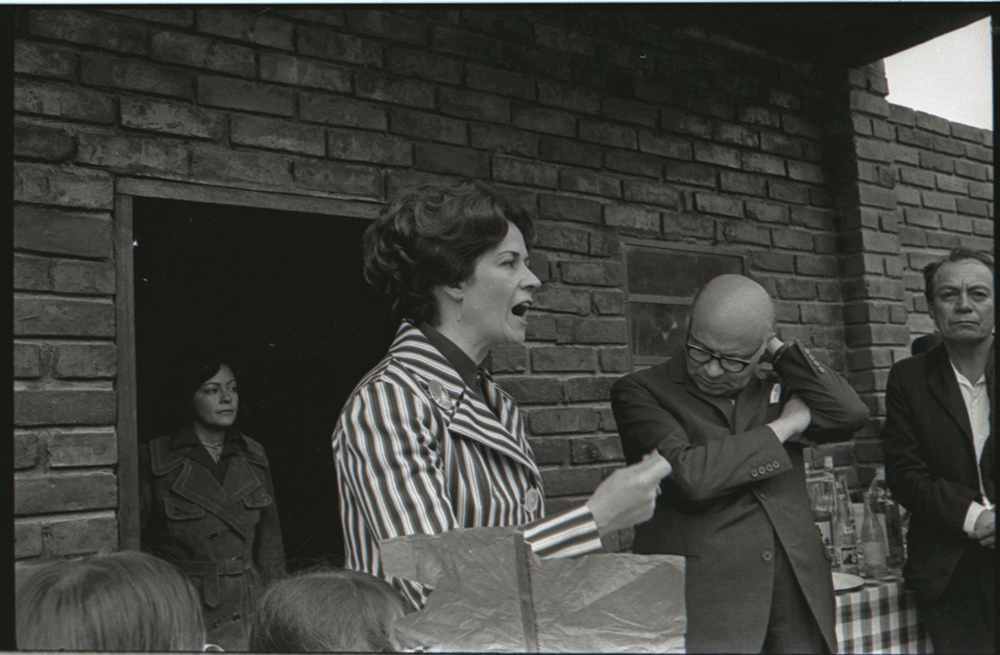 Fotos de una gira política de María Eugenia Rojas, de la ANAPO (Alianza Nacional Popular) junto con Carlos Lleras Restrepo, quien había sido presidente de Colombia entre 1966 y 1970. Foto tomada probablemente en las elecciones presidenciales de 1974, cuando Rojas se lanzó como candidata de la ANAPO.